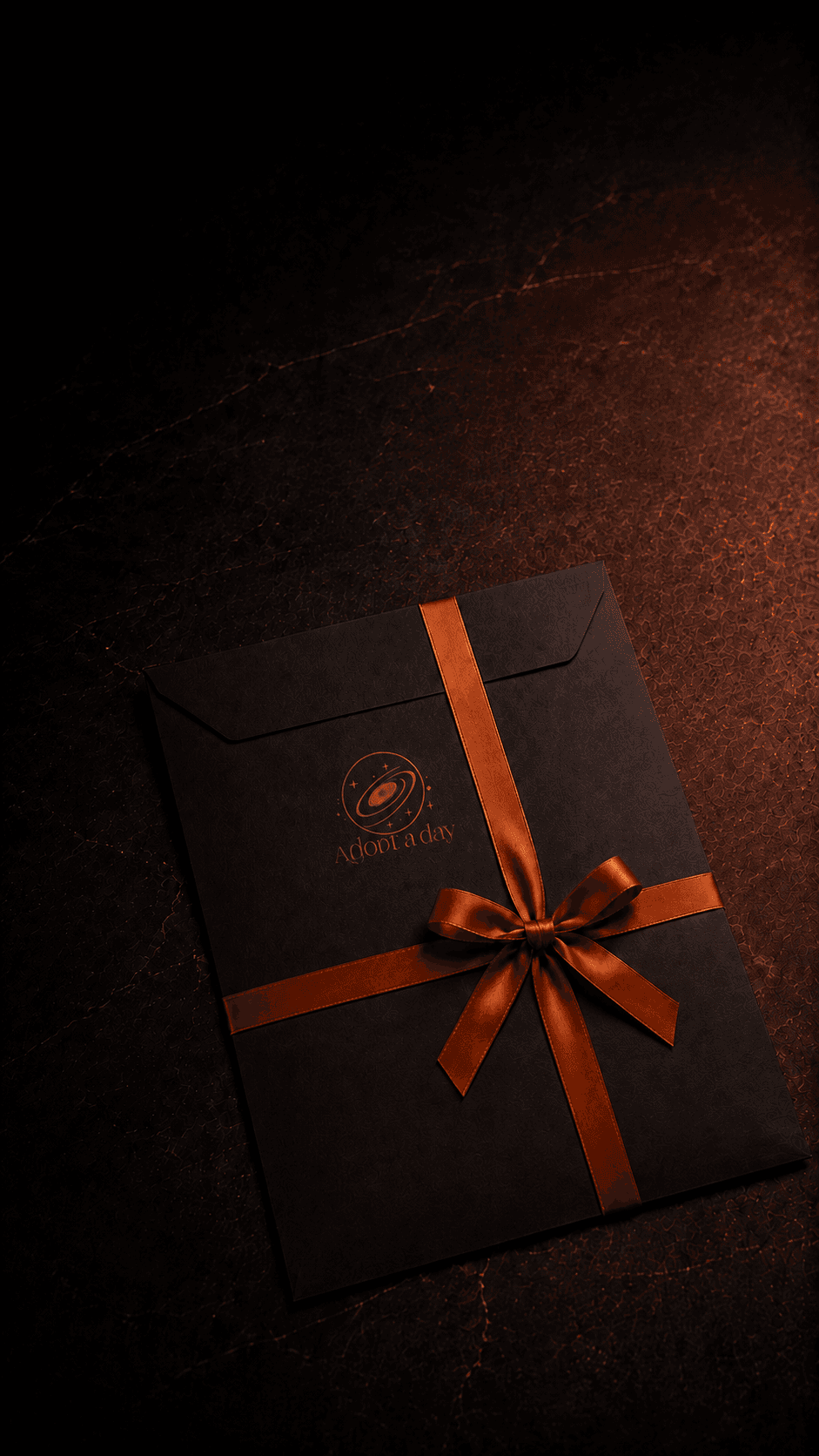 Enveloppe cadeau noire Adopt a Day nouée d’un ruban cuivre